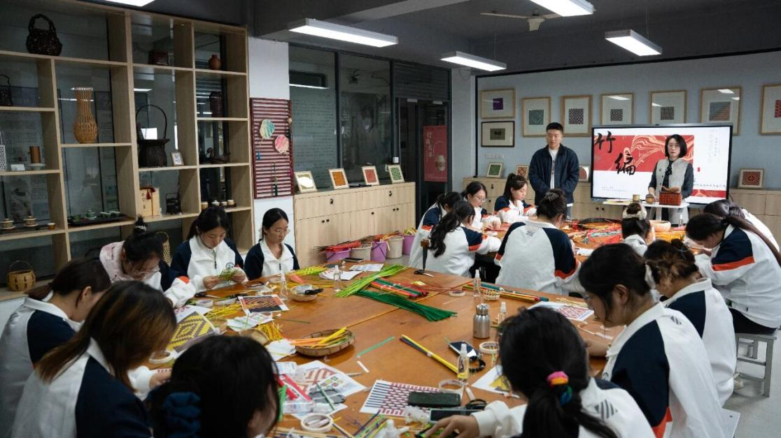 为非遗“添彩”，为青春“赋能”：江苏建院的文化育人新实践